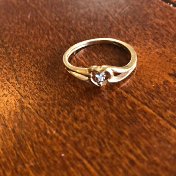10k yellow gold diamond chip heart ring - Picture 2 of 6